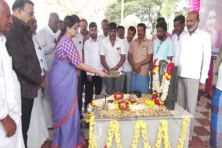 Sumalatha offered pooja to Ambareesh grave