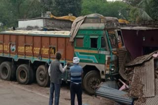 truck rammed into house in Durg