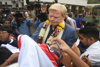 Oliver Kahn backs India to play FIFA World Cup; interacts with students at South Mumbai school