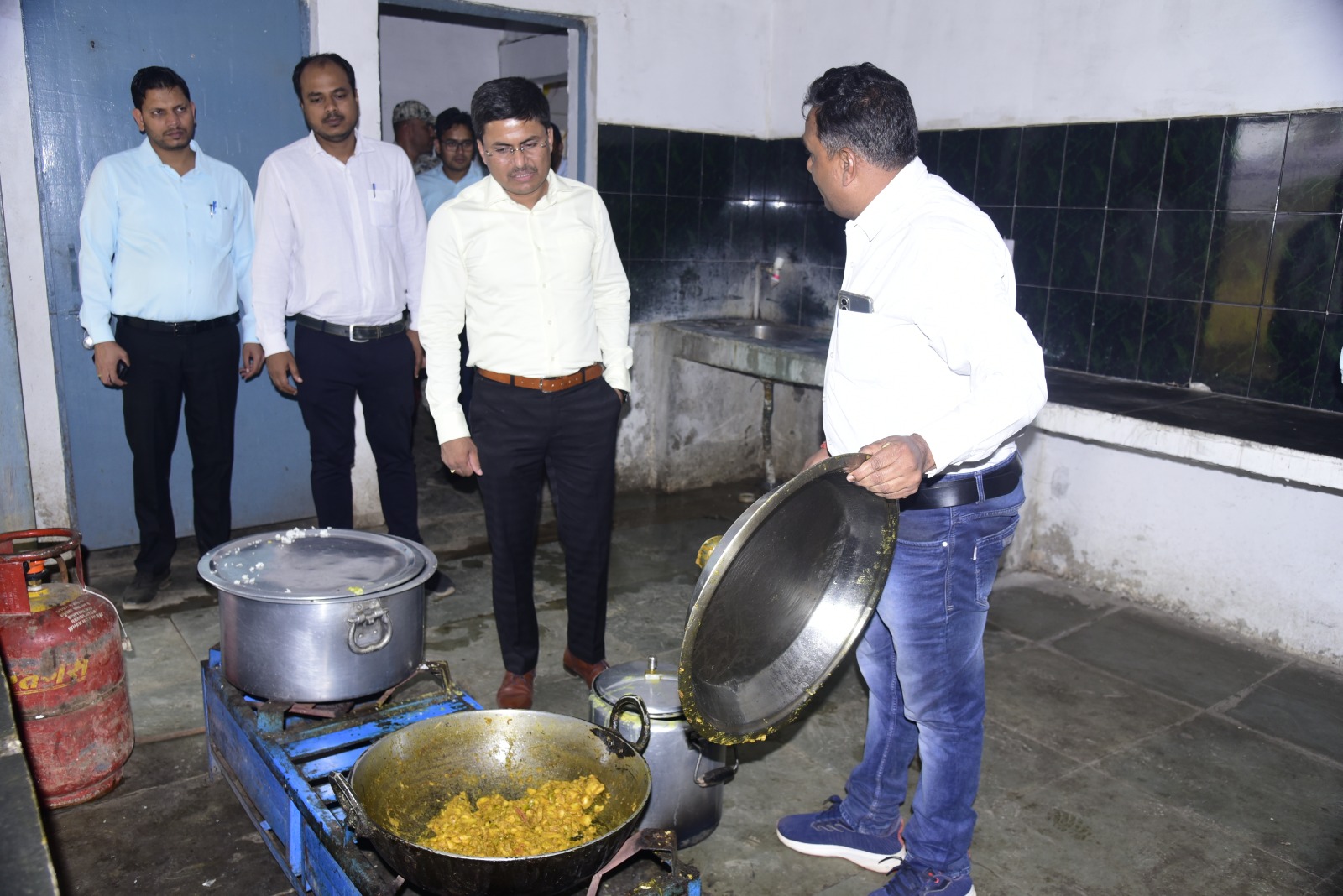 Bilaspur Collector Awanish Sharan visits schools