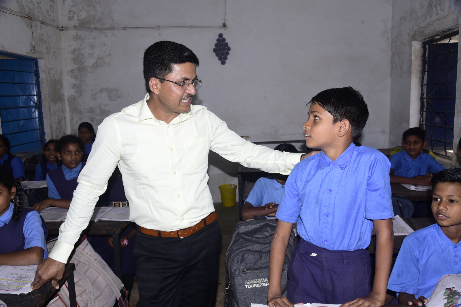 Bilaspur Collector Awanish Sharan visits schools