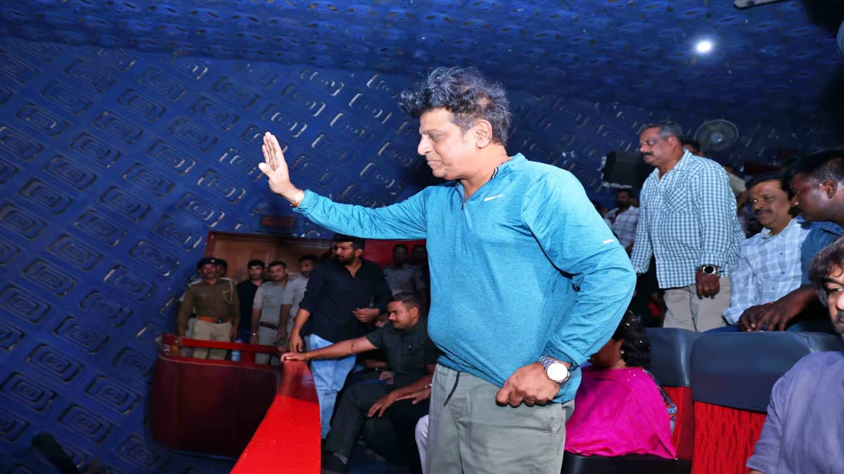 actor-shivarajkumar-watched-the-bhairathi-ranagal-cinema-in-sirsi