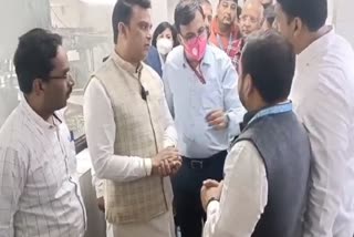 दिल्ली के मेयर महेश कुमार ने लिया स्लाॅटर हाउस में व्यवस्था का जायज़ा