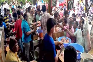 People Queue On Buy Chicken For Just Rs.100 In Kurnool