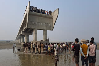 Car follows Google Maps, falls from under construction bridge at Uttar Pradesh's Bareilly.