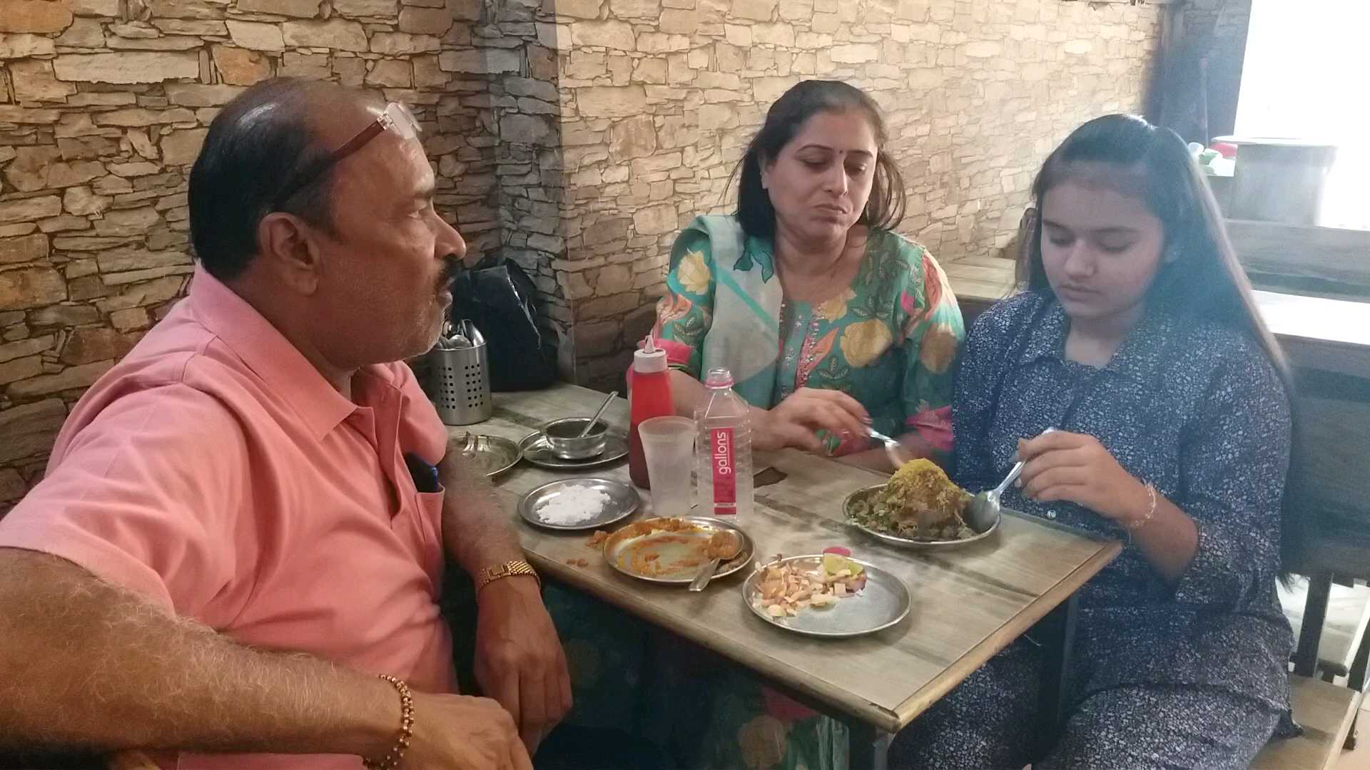 મિક્સ ડીશનો આનંદ માણતો પરિવાર