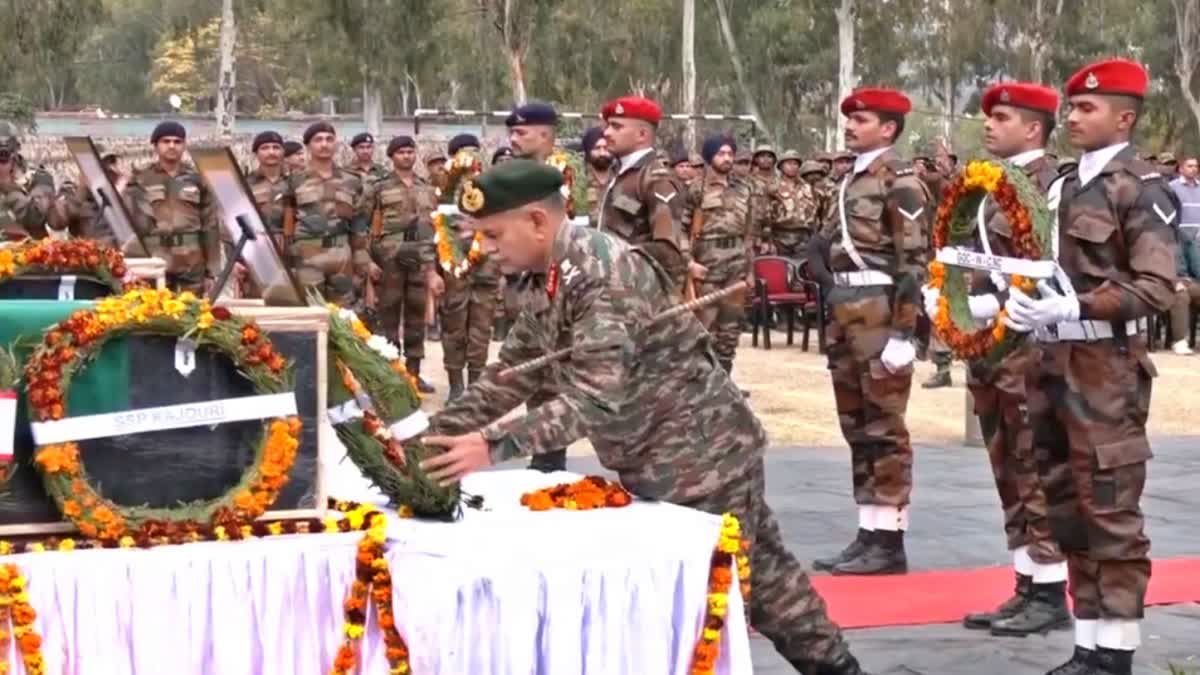 जम्मू कश्मीर : सेना ने शहीद जवानों को दी श्रद्धांजलि, आतंकियों को पकड़ने के  लिए सर्च ऑपरेशन जारी, jammu-kashmir-army-pays-tributes-to-fallen-soldiers -as-search-for-terrorists ...