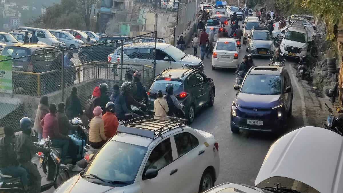 Crowd of tourists in Mussoorie