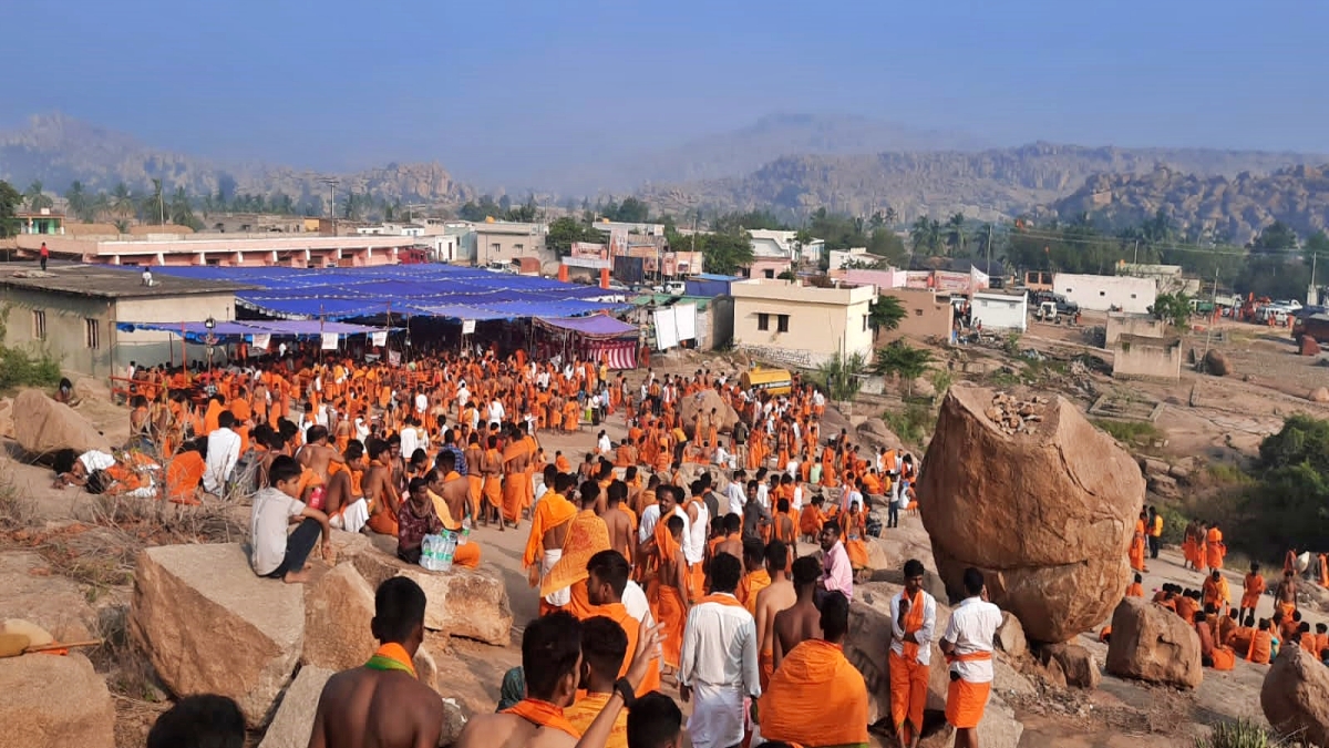 ಸಾವಿರಾರು ಸಂಖ್ಯೆಯಲ್ಲಿ ಹನುಮಮಲಾಧಾರಿಗಳು