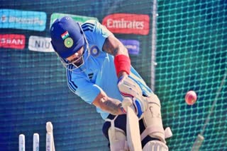 Etv Bharat Virat Kohli Rejoins Team India  Boxing Day Clash Against South Africa  കോലി വീണ്ടും ദക്ഷിണാഫ്രിക്കയിലെത്തി  Boxing Day Test  വിരാട് കോലി ദക്ഷിണാഫ്രിക്കയില്‍  ബോക്‌സിങ് ഡേ ടെസ്റ്റ്  ഇന്ത്യ ദക്ഷിണാഫ്രിക്ക