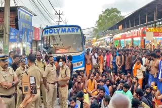 എരുമേലിയിൽ ശബരിമല തീർത്ഥാടകർ റോഡ് ഉപരോധിച്ചു  Sabarimala Pilgrims Blocked the Road and Protested  Sabarimala Pilgrims Blocked the Road  എരുമേലിയിൽ റോഡ് ഉപരോധിച്ച് തീർത്ഥാടകർ  എരുമേലി റോഡ് ഉപരോധം  ശബരിമല പ്രതിഷേധം  ശബരിമല തീർത്ഥാടകർ പ്രതിഷേധം