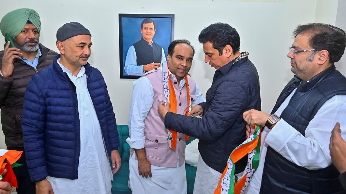 New Delhi: Former Matia Mahal MLA Asim Ahmed Khan joins the Congress ahead of Delhi Assembly elections scheduled in 2025, in New Delhi, Monday, Dec. 23, 2024.