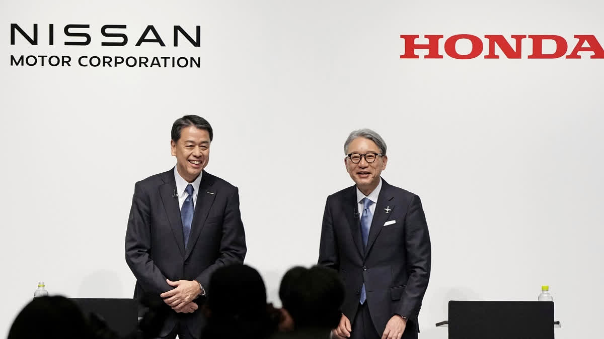 FILE - Nissan Chief Executive Makoto Uchida, left, and Honda President Toshihiro Mibe attend a joint news conference in Tokyo, Friday, March 15, 2024.