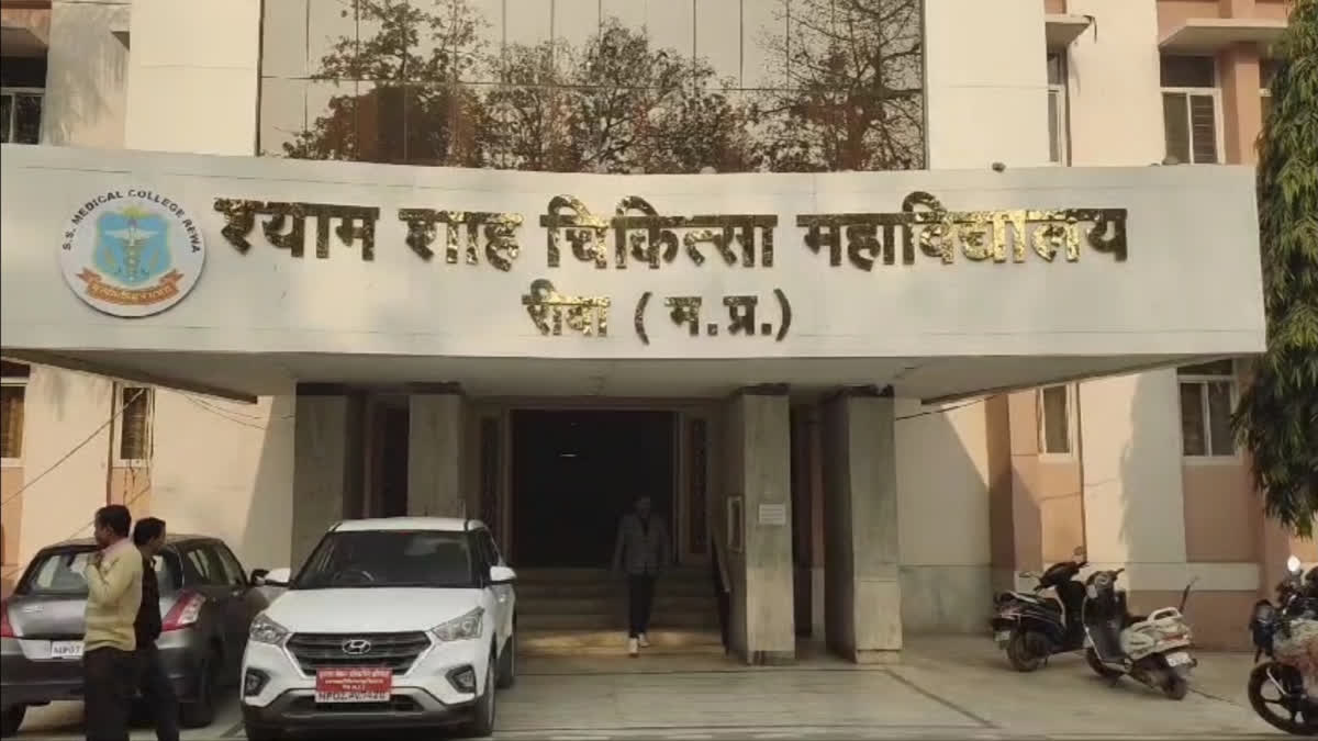 A shocking incident has emerged from Rewa district in Madhya Pradesh, where a woman, after losing her husband in a road accident, demanded his sperm from doctors at Sanjay Gandhi Hospital.