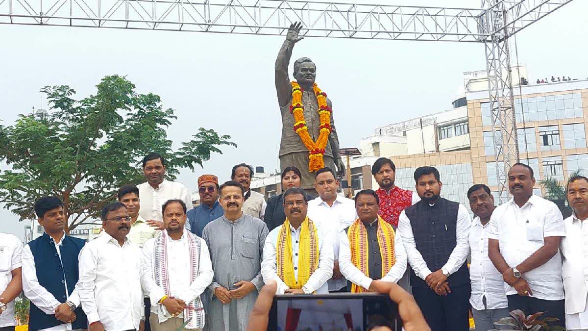 CM Mohan Majhi Unveils Atal Bihari Vajpayee’s 10-Ft Bronze Statue In Cuttack