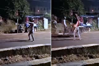 SHIVPURI MAN DANCING ON ROAD VIDEO