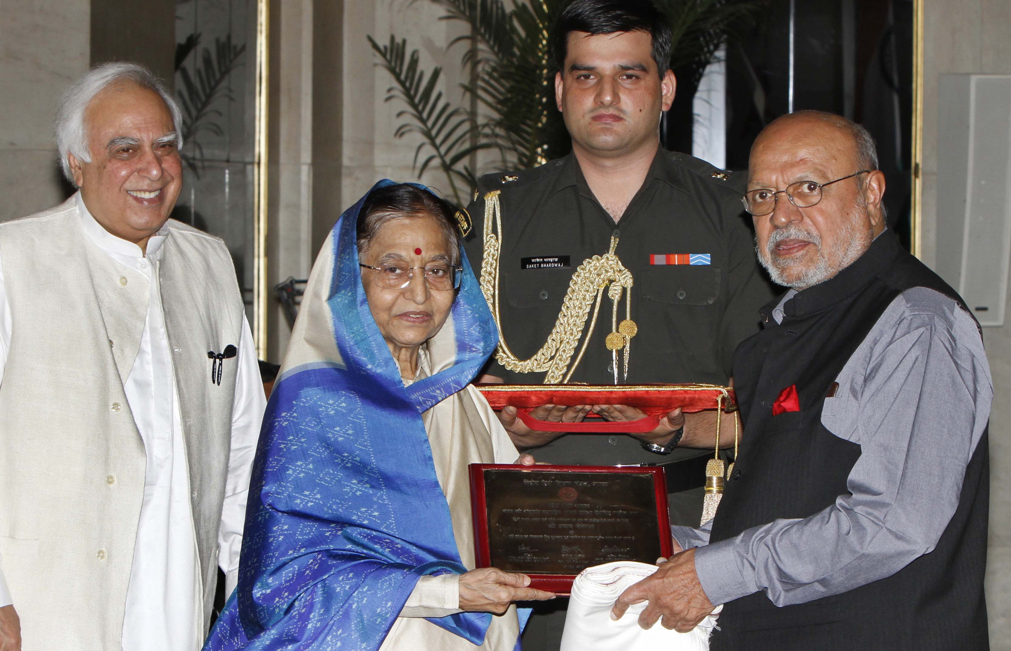 Shyam Benegal, who shaped the Indian parallel cinema movement, passed at 90 away after battling chronic kidney disease. He is survived by his daughter and wife, Nira Benegal.