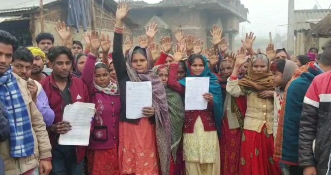 people protest against BLO and BDO in bettiah