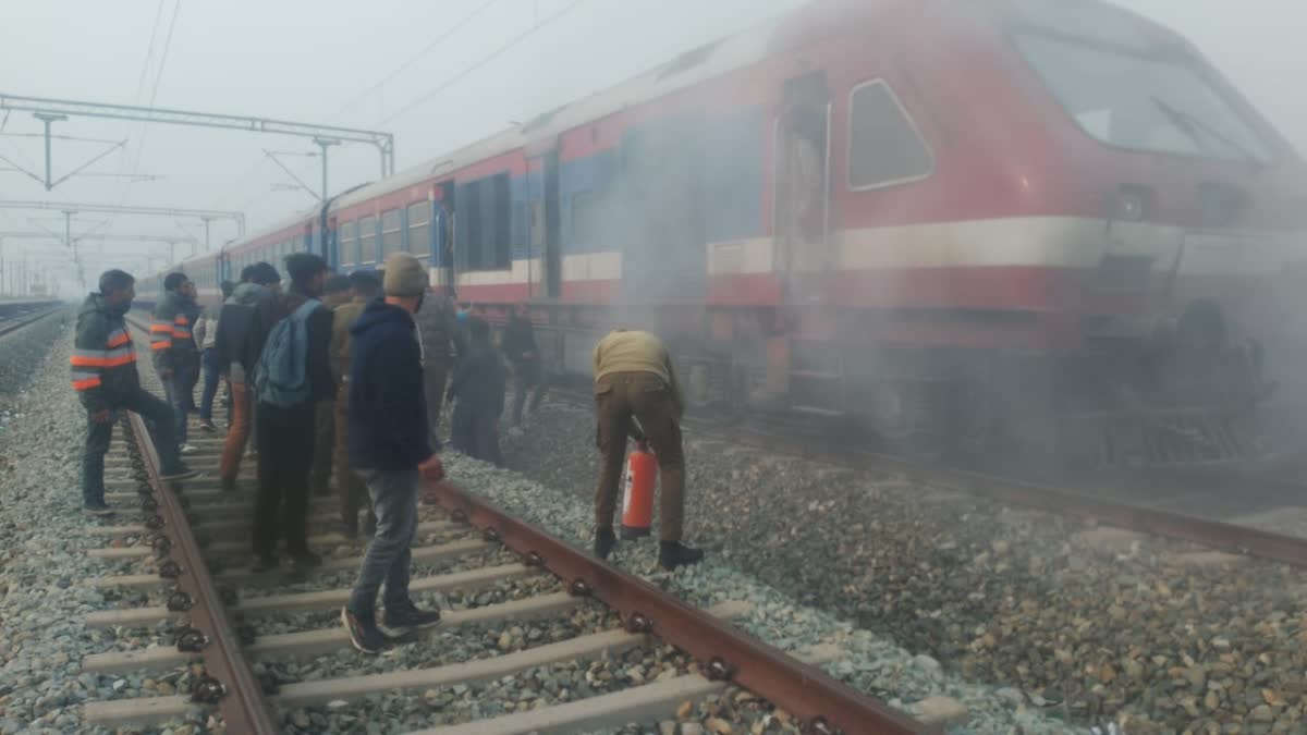 قاضی گنڈ ریلوے اسٹیشن پر ریل انجن میں آگ نمودار، تمام مسافر محفوظ