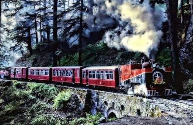 कालका शिमला रेल ट्रैक पर दौड़ती टॉय ट्रेन