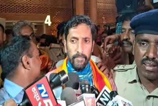 Arun Yogiraj received a warm welcome upon his arrival in Bengaluru on Wednesday. A huge crowd had gathered outside the airport to receive him including his family members.