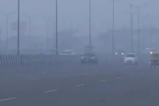 Delhi Air quality depreciates  air quality index breaches 400 mark  ഡല്‍ഹി വായു ഗുണനിലവാര സൂചിക  കര്‍ശന നിയന്ത്രണങ്ങളുമായി അധികൃതര്‍