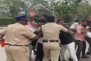 policewomen  പ്രതിഷേധം  police action against student  Kalvakuntla Kavitha  abvp  pjtsau protest