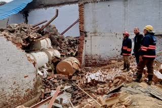 दिल्ली के बादली में दीवार गिरने से बड़ा हादसा