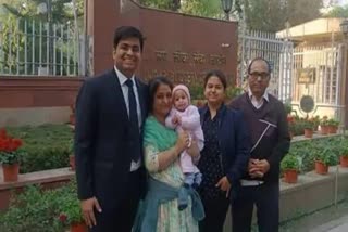 IES 2023 topper Nischal Mittal (L) poses for a picture with family