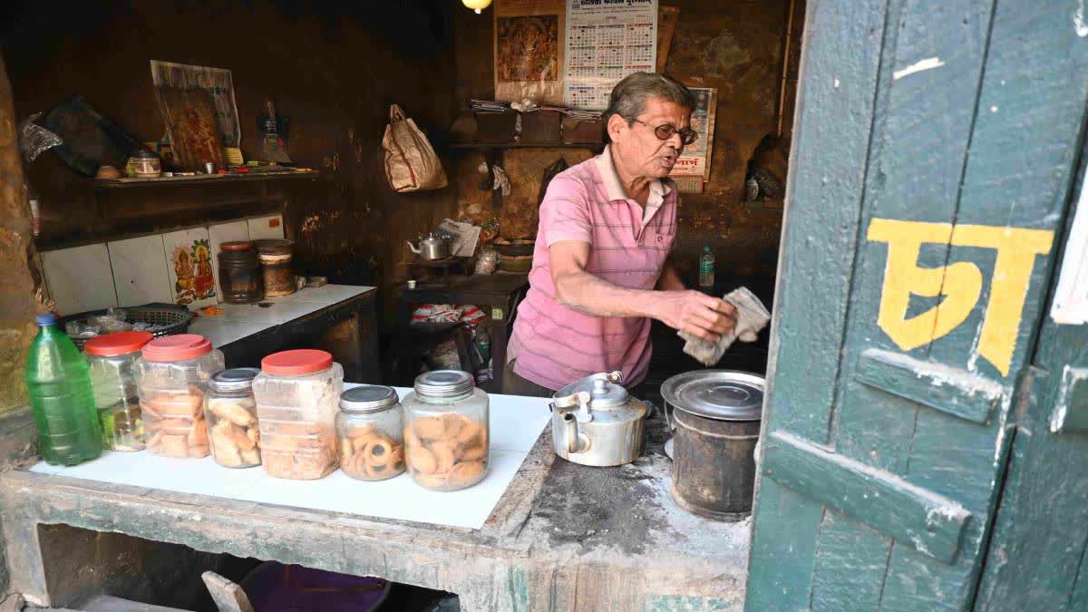 A buyer preparing tea at the stall