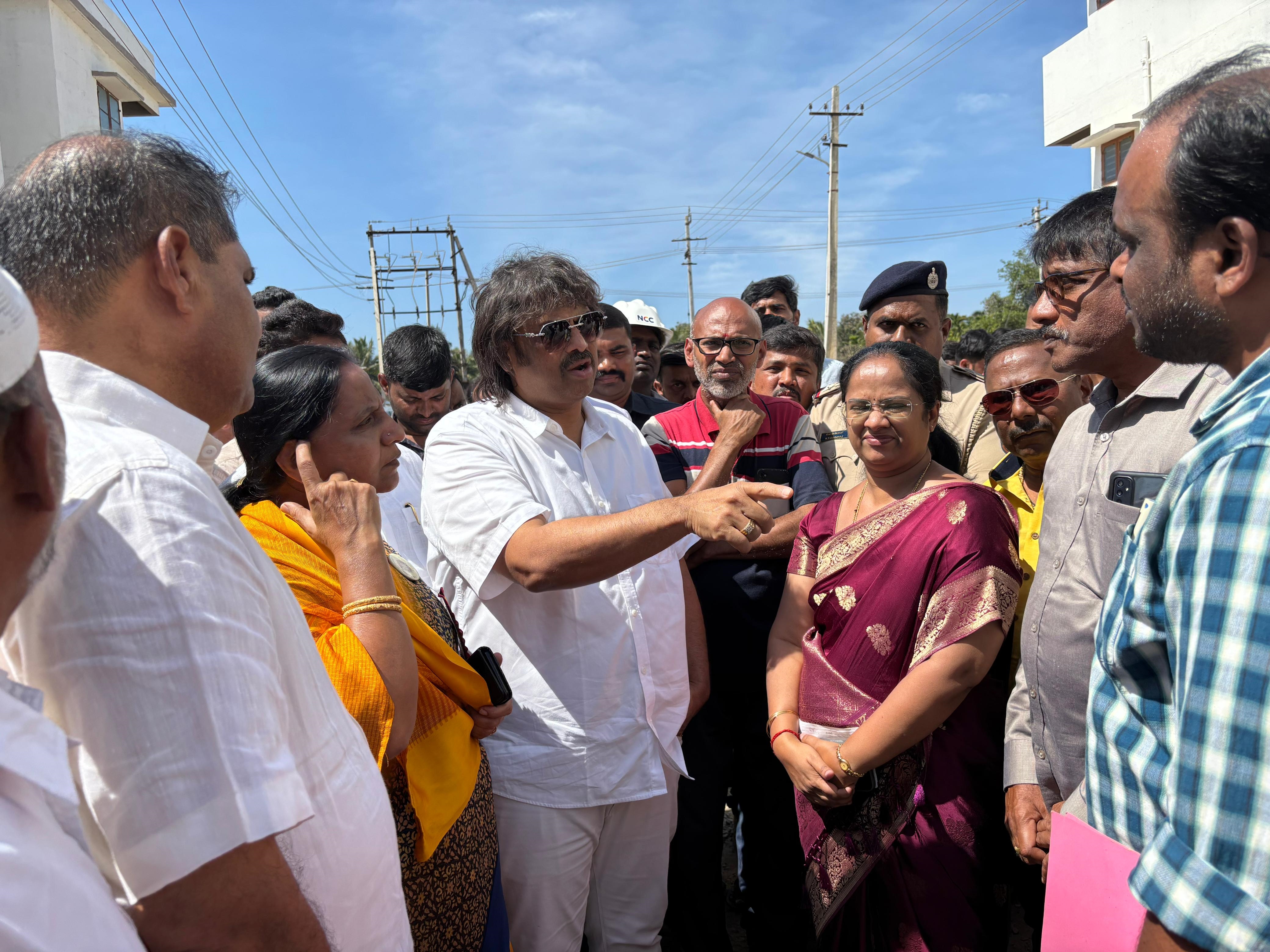 District in-charge Minister Madhu Bangarappa visits Govindapura