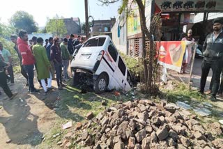 Car and auto collide in ujjain