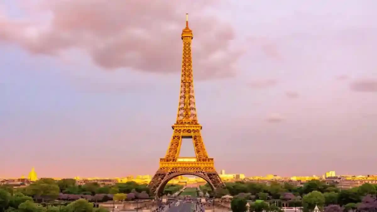 The Eiffel Tower  employee strike  135 year old tower  ഈഫല്‍ ഗോപുരം  ജീവനക്കാരുടെ പ്രക്ഷോഭം