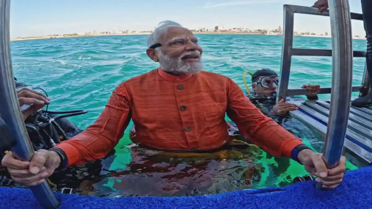 gujarat pm modi offer prayers at submerged dwarka city