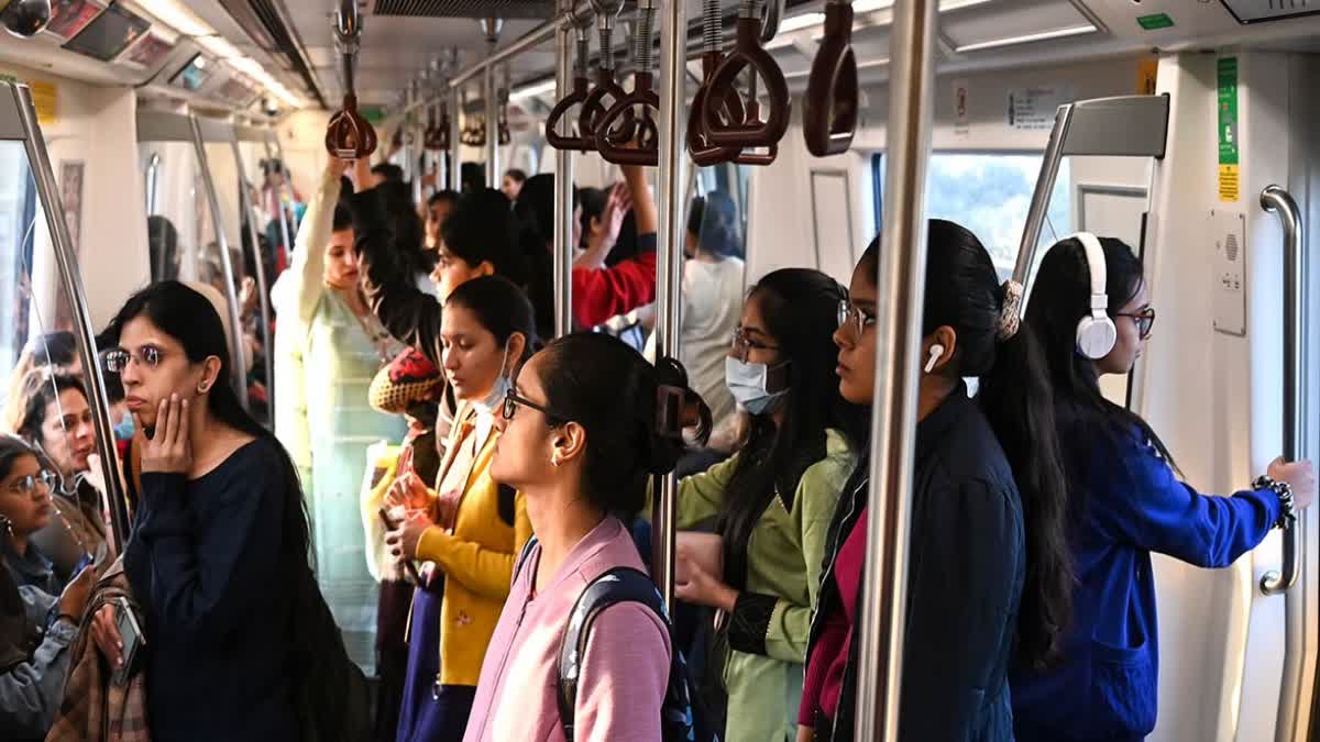 दिल्ली मेट्रो में महिलाएं