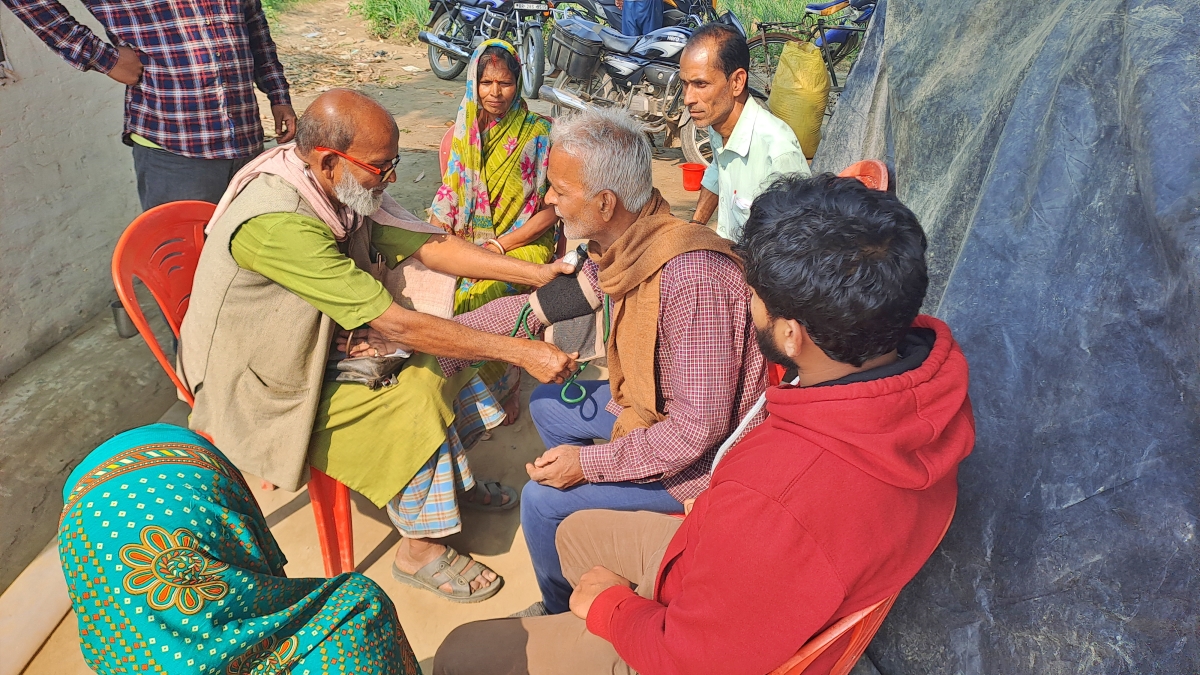 गांव के लोगों का इलाज करते किसान