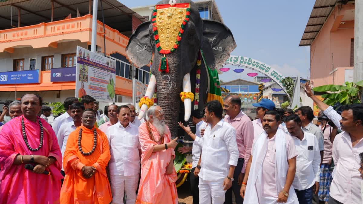 ACTOR SUNIL SHETTY DONATES ROBOTIC ELEPHANT TO SHILAMATHA