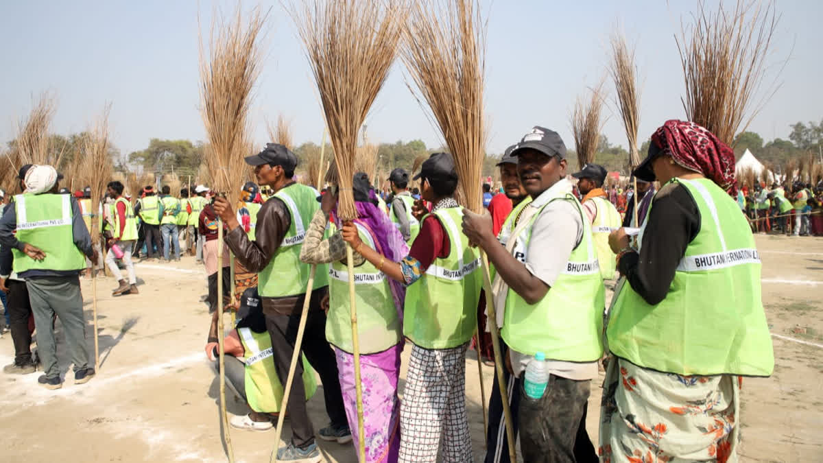 Maha Kumbh: 15,000 Workers Conduct Synchronised Cleanliness Drive, Eye World Record