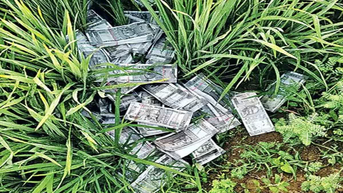 A bag of Fage Currency note lying on the roadside n Nalgonda district