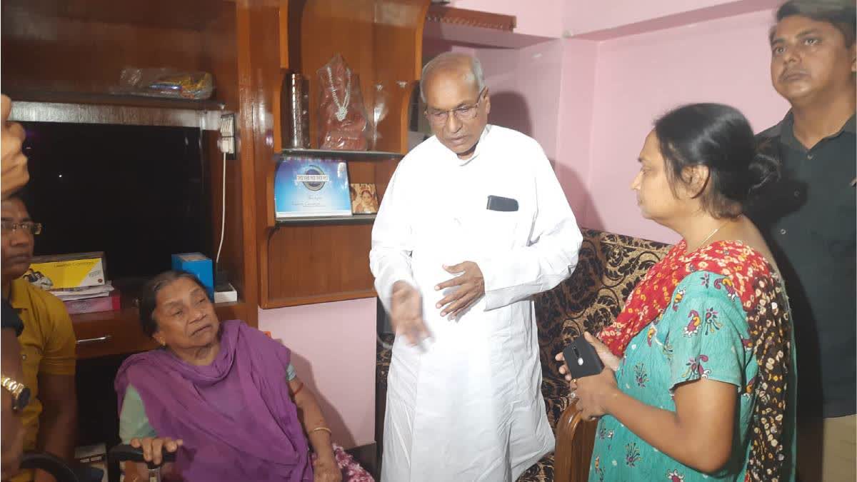 Chandannagar mayor Ram Chakraborty with family members of the victim.