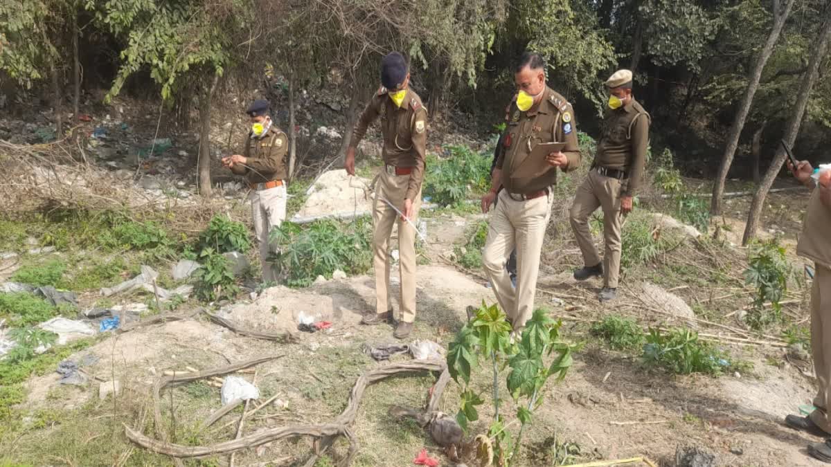 घटना स्थल पर जांच में जुटी पुलिस