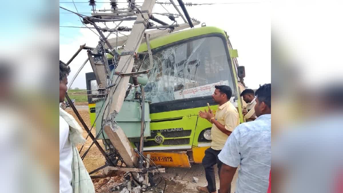 Bus-crashes-into-electric-pole