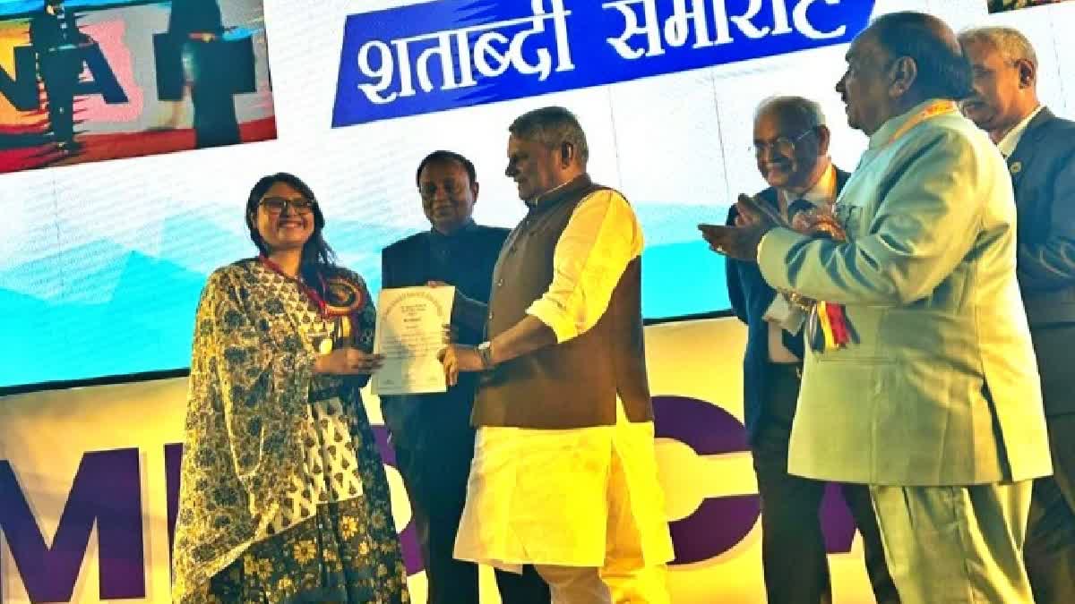 पटना में डॉ आशना को सम्मानित करते मंत्री विजय कुमार चौधरी