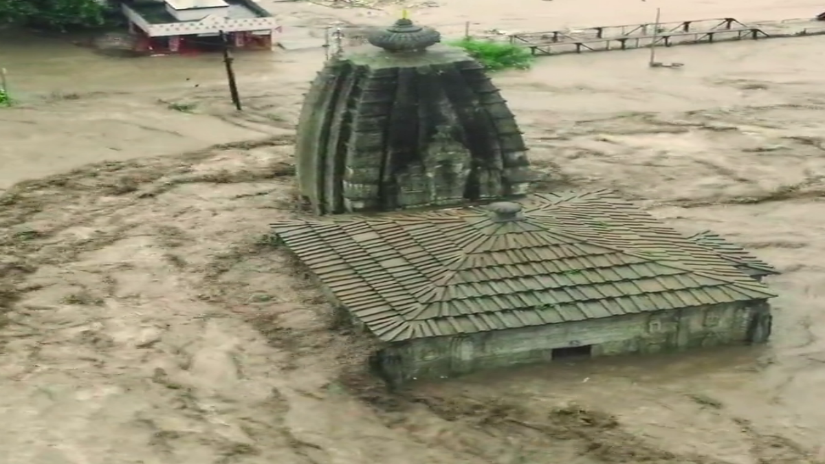 बाढ़ में डूबा मंडी का पंचवक्त्र मंदिर