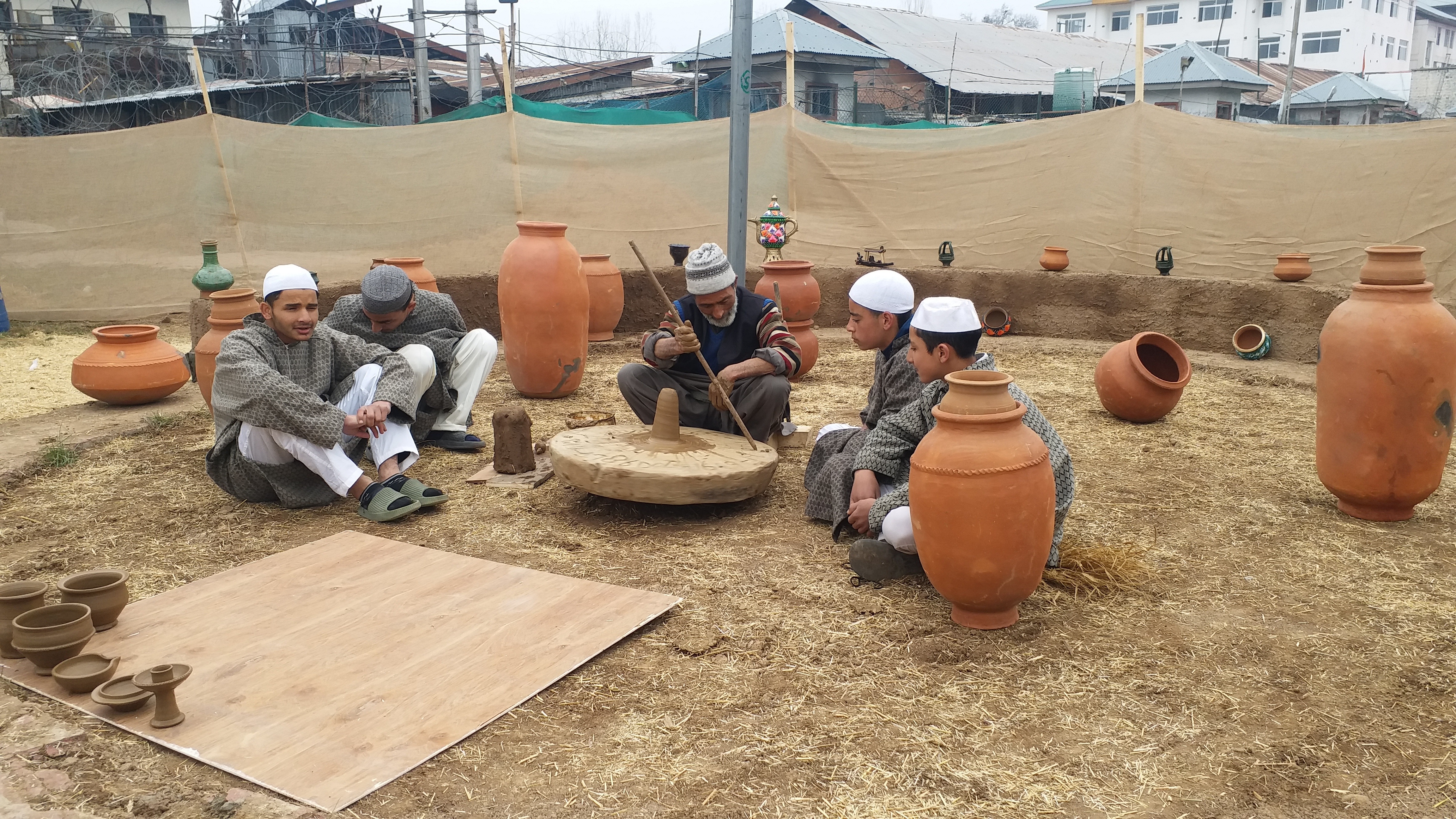 سری نگر کے کشمیر ہاٹ نمائشی میدان میں بنائے گئے مصنوعی گاؤں کا ایک منظر