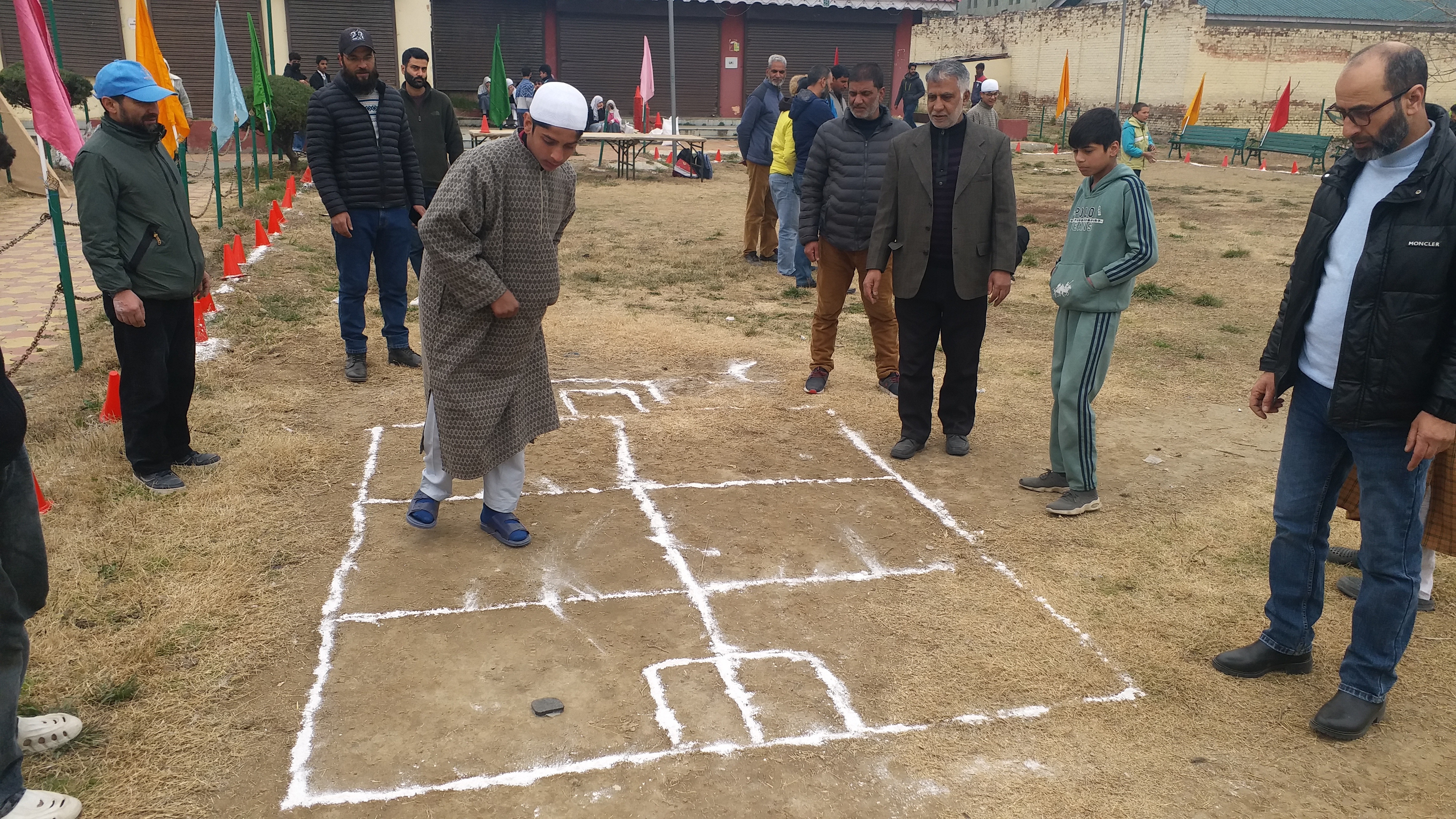 کشمیر ہاٹ نمائشی میدان میں بنائے گئے ایک مصنوعی گاؤں میں بچے کھیل رہے ہیں