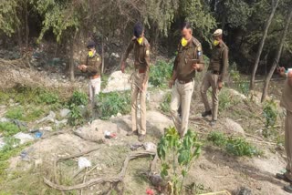 घटना स्थल पर जांच में जुटी पुलिस