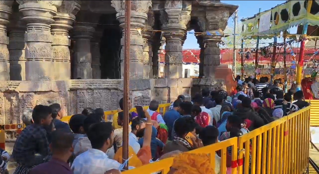 Crowds for kheer prasad of Mahashivratri