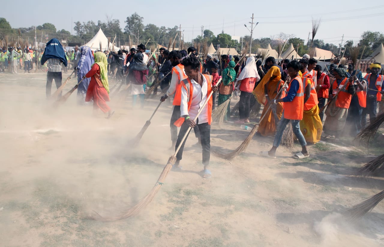 Maha Kumbh: 15,000 Workers Conduct Synchronised Cleanliness Drive, Eye World Record