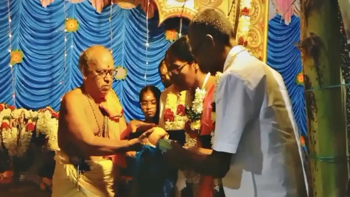 TAMIL NADU COUPLE DONATES COCONUT  COUPLE DONATES COCONUT WORTH 62000  COCONUT WORTH 62000 AT TEMPLE